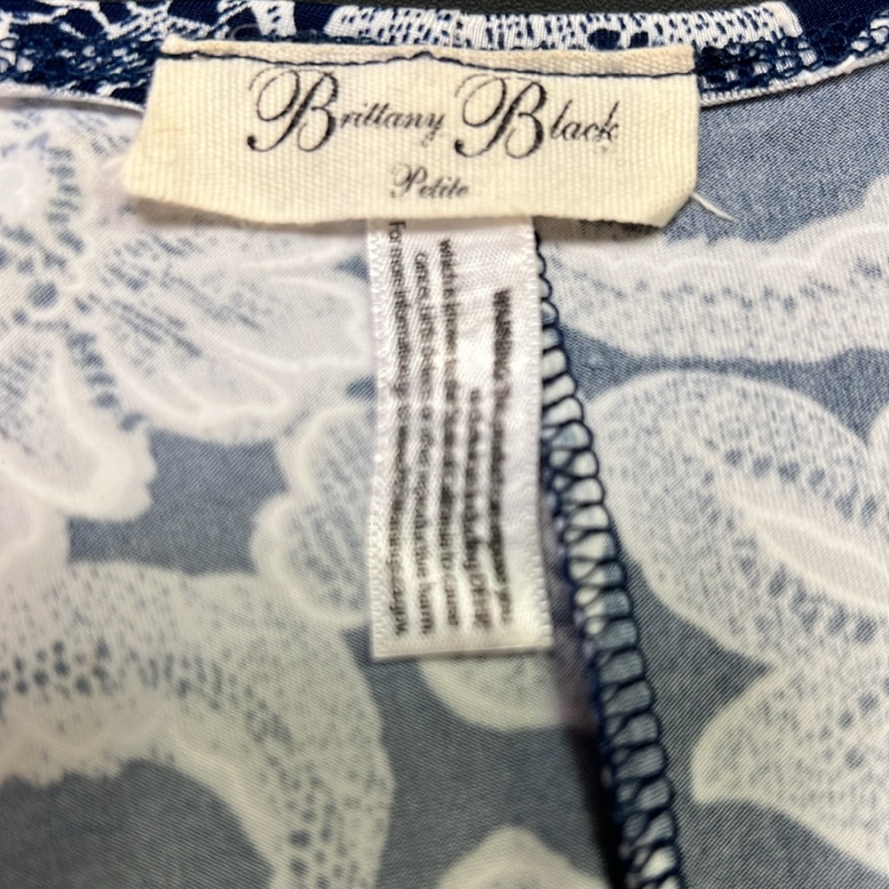 Brittany Black Womens Embossed Blue and White Floral Blouse Size Small Petite - Picture 4 of 5